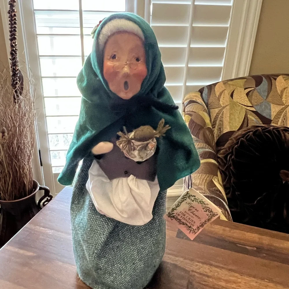 Byer’s Choice,‎ The cries of London (The Carolers) Doll lady